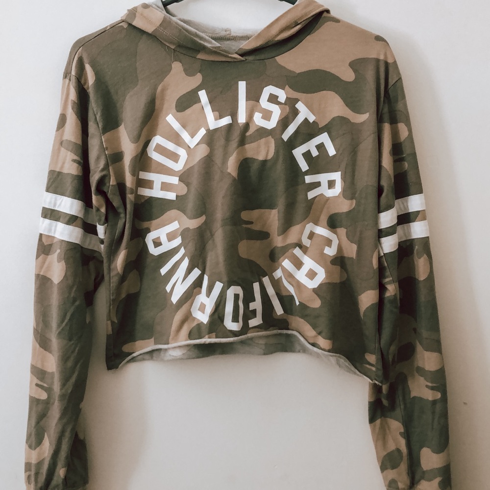 Hollister Graphic Tee Crop w/ Hoodie